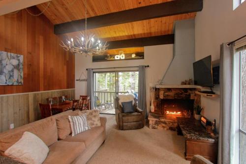 sala de estar con sofá y chimenea en Woodsy retreat near Northstar & lake en Kings Beach