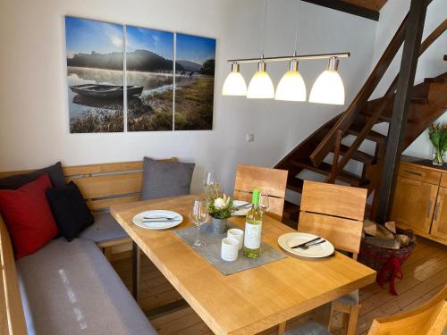 Diemelsee的住宿－Seespatz，一间带木桌和椅子的用餐室