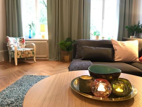 een woonkamer met een tafel en een bank bij Artistic and light 2 room apartment in SoFo 65sqm in Stockholm