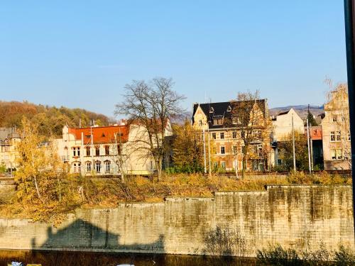 a view of a city with buildings and a river at Dwupiętrowy apartament rodzinny w centrum miasta z darmowym parkingiem Pod Złotym Lwem V in Kłodzko