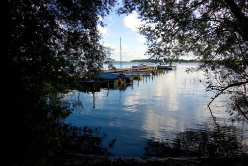 een dok met boten op een waterlichaam bij Ruhige Wohnung mit Terrasse nur 5 Minuten zur Müritz in Marienfelde