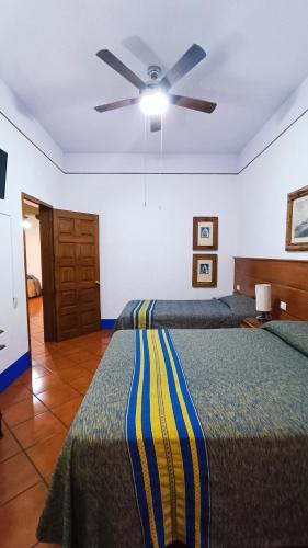 Llit o llits en una habitació de Hotel Suites Del Centro