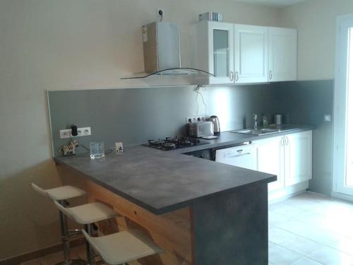 A kitchen or kitchenette at Hilltop Haven - privacy, views and starry nights