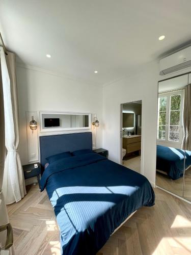 Un pat sau paturi într-o cameră la Magnifique appartement sur jardin - Vieil Antibes