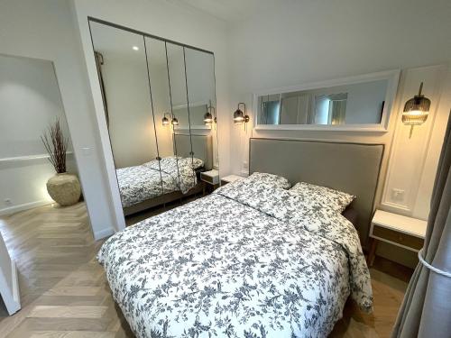 Cama o camas de una habitación en Magnifique appartement sur jardin - Vieil Antibes