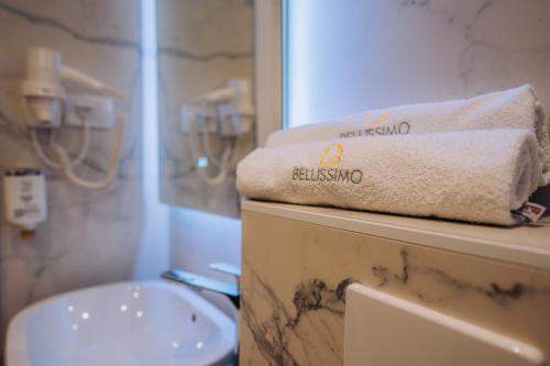 Ένα μπάνιο στο Bellissimo Apartments