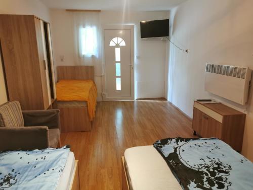ハイドゥーバサルミーニにあるVeress Vendégházのベッドと窓が備わる小さな客室です。