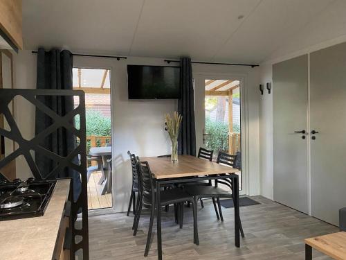 Μια τηλεόραση ή/και κέντρο ψυχαγωγίας στο MOBIL-HOME 3CH 34 m2 à SAINT-CYPRIEN