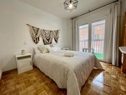 1 dormitorio con cama y ventana grande en KLOLA en Ávila