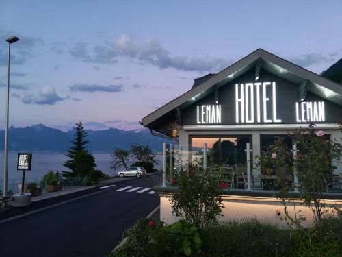 een gebouw met een bord dat herberghotel leest bij Hotel Le Léman in Saint-Gingolph