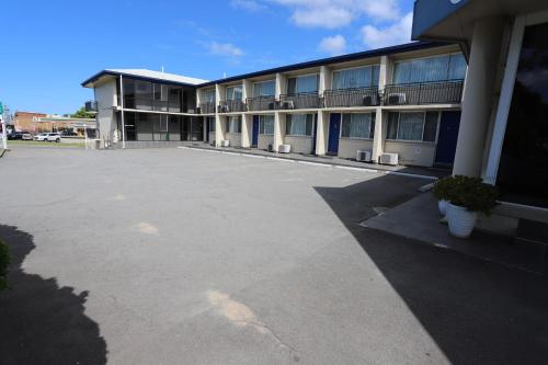 an empty parking lot in front of a building at Citigate Motel Newcastle in Newcastle