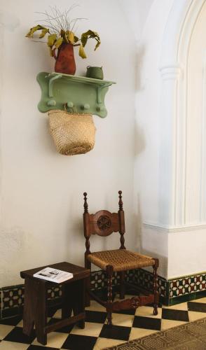 a room with a chair and a vase on the wall at CASA RURAL LA LIBERTAD in Monesterio
