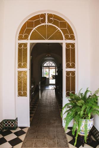 an entrance to a hallway with an archway at CASA RURAL LA LIBERTAD in Monesterio