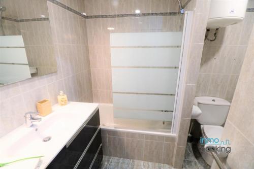 Koupelna v ubytování Loft Alboran Salou, climatizado, piscina y wifi