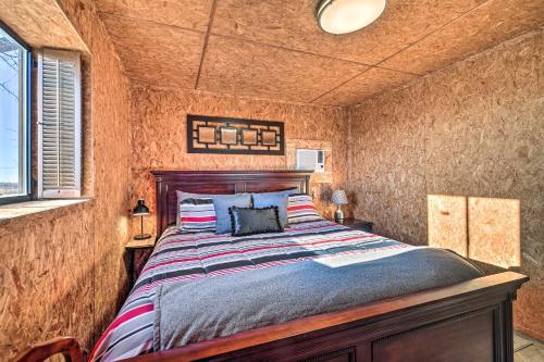 een slaapkamer met een bed met een houten hoofdeinde bij Quaint Temple Escape about 1 Mi to Belton Lake! in Temple