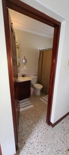łazienka z toaletą i umywalką w obiekcie Eslyn Villa w mieście Runaway Bay