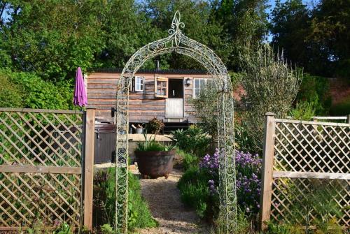 Luxury, rural Shepherds Hut with hot tub nr Bath photo 12