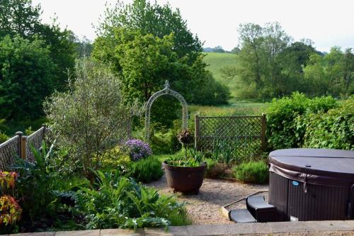 Luxury, rural Shepherds Hut with hot tub nr Bath photo 17