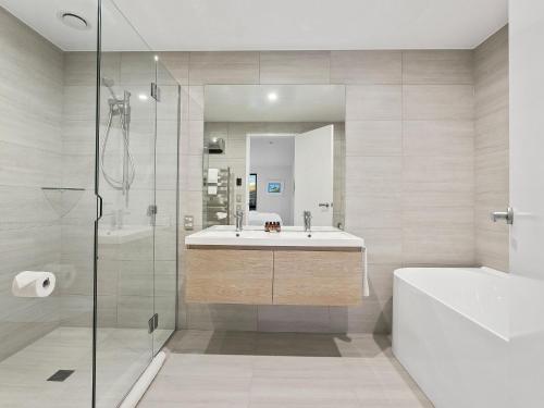 a bathroom with a sink and a tub and a shower at Woods Villa Tui in Queenstown