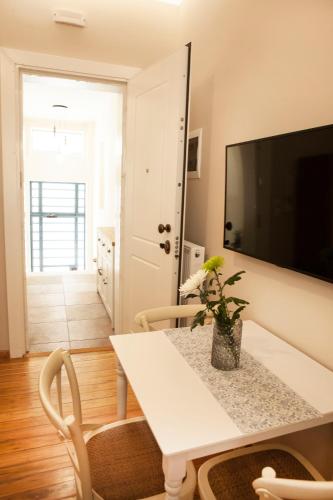 2-spaces comfy Bentzi apartment 7 with balcony in Pagrati