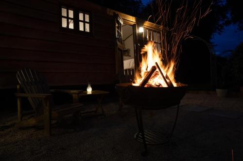 Luxury, rural Shepherds Hut with hot tub nr Bath photo 20