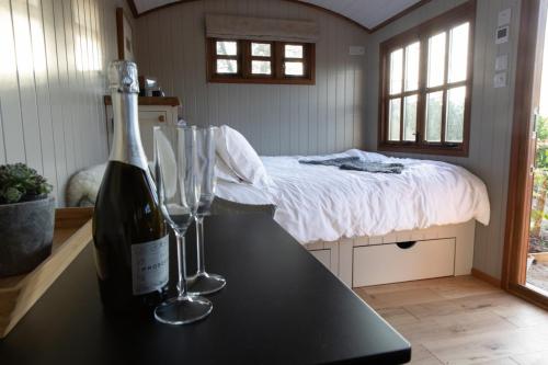 Luxury, rural Shepherds Hut with hot tub nr Bath photo 7