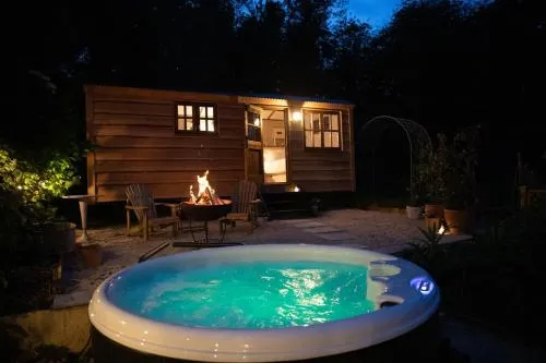 Luxury, rural Shepherds Hut with hot tub nr Bath photo 1