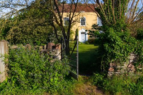 Luxury, rural Shepherds Hut with hot tub nr Bath photo 30