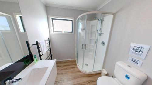 W łazience znajduje się prysznic, toaleta i umywalka. w obiekcie 5 Bedroom, Solar on Snowmass Ohakune, Yellow Door w mieście Ohakune