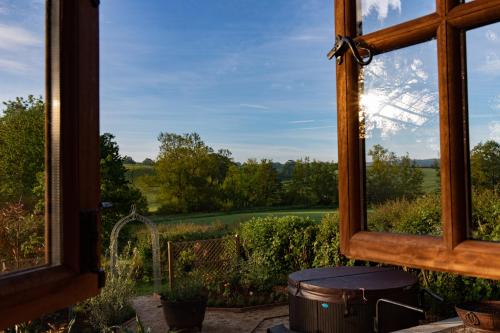Luxury, rural Shepherds Hut with hot tub nr Bath photo 25