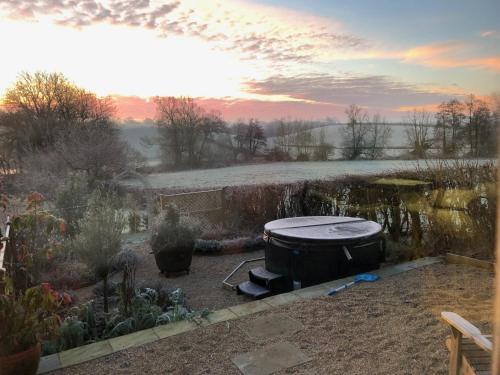 Luxury, rural Shepherds Hut with hot tub nr Bath photo 26