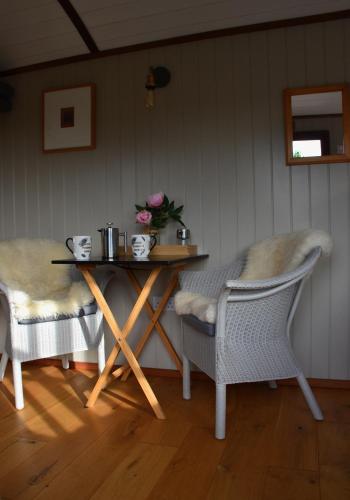 Luxury, rural Shepherds Hut with hot tub nr Bath photo 15