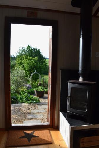 Luxury, rural Shepherds Hut with hot tub nr Bath photo 16