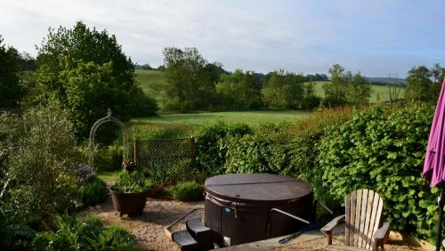 Luxury, rural Shepherds Hut with hot tub nr Bath photo 28