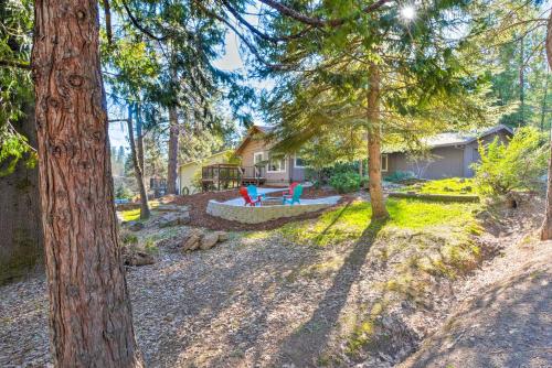 a view of a yard with a house at Furnished Deck and Fire Pit Sherwood Forest Cabin in Twain Harte