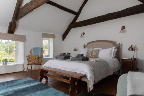 เตียงในห้องที่ Loft Apartment nr Bath & Bristol with hot tub