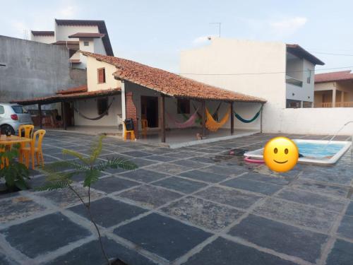 eine Terrasse mit einem gelben Smiley-Ball und einem Pool in der Unterkunft Casa de Praia - Coqueiro - Piauí in Luis Correia