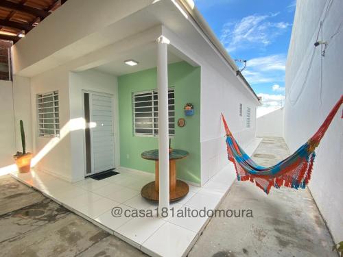 a room with a hammock on the side of a building at Casa 181 Alto do Moura in Caruaru