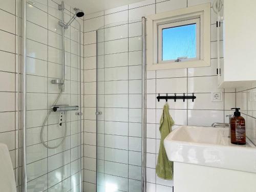 Koupelna v ubytování Holiday home Höviksnäs VII