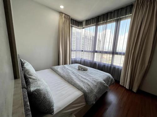 1 dormitorio con cama y ventana grande en iCity 2Bedroom Near Themepark & Mall Free Parking Muslim Friendly, en Kampong Padang Jawa