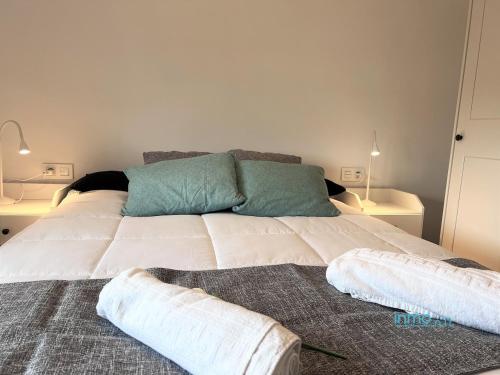 A bed or beds in a room at Sun Beach CYE Salou, climatizado, piscina y Pk