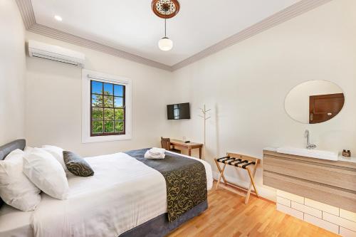 A bed or beds in a room at Canungra Hotel