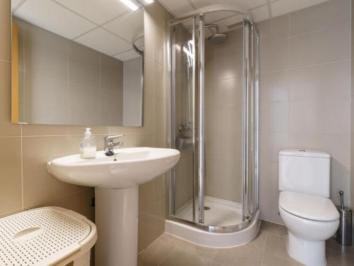 łazienka z umywalką, prysznicem i toaletą w obiekcie Apartment in Mijas Costa with garage w mieście Mijas Costa