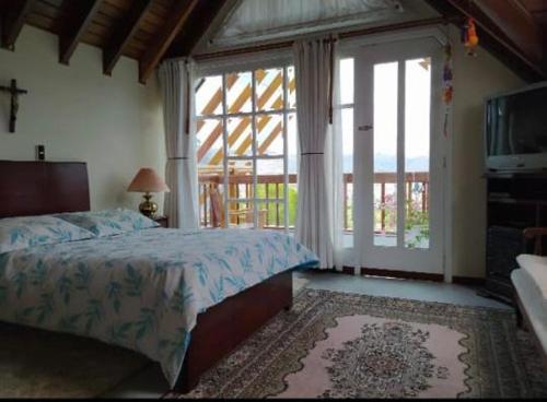 Ένα ή περισσότερα κρεβάτια σε δωμάτιο στο La Loma Del Sol