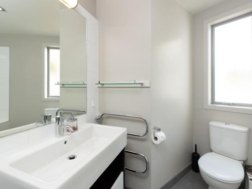 A bathroom at Oceanside - Paihia Waterfront Apartment