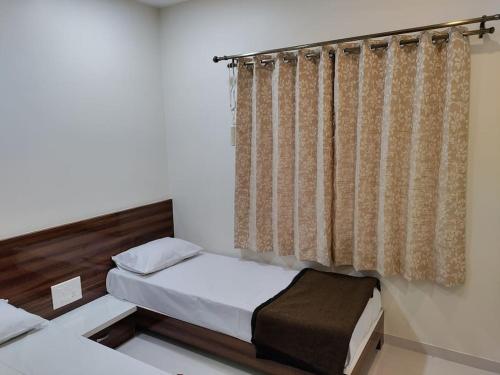 Tempat tidur dalam kamar di Corner apartment, 2BHK with good privacy, parking