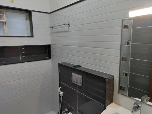 Bathroom sa Corner apartment, 2BHK with good privacy, parking