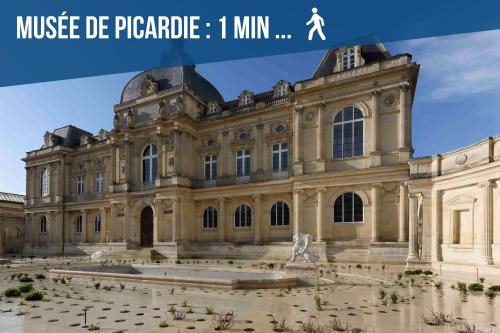 a large building with a fountain in front of it at DOWNTOWN ROOFTOP - CENTRE VILLE - WiFi - TERRASSE - NETFLIX in Amiens