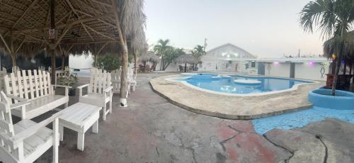 Bazén v ubytování Hotel Sol Azul nebo v jeho okolí