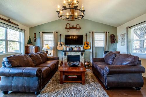 Maple Ridge with Mtn View Fireplace – Photos 3